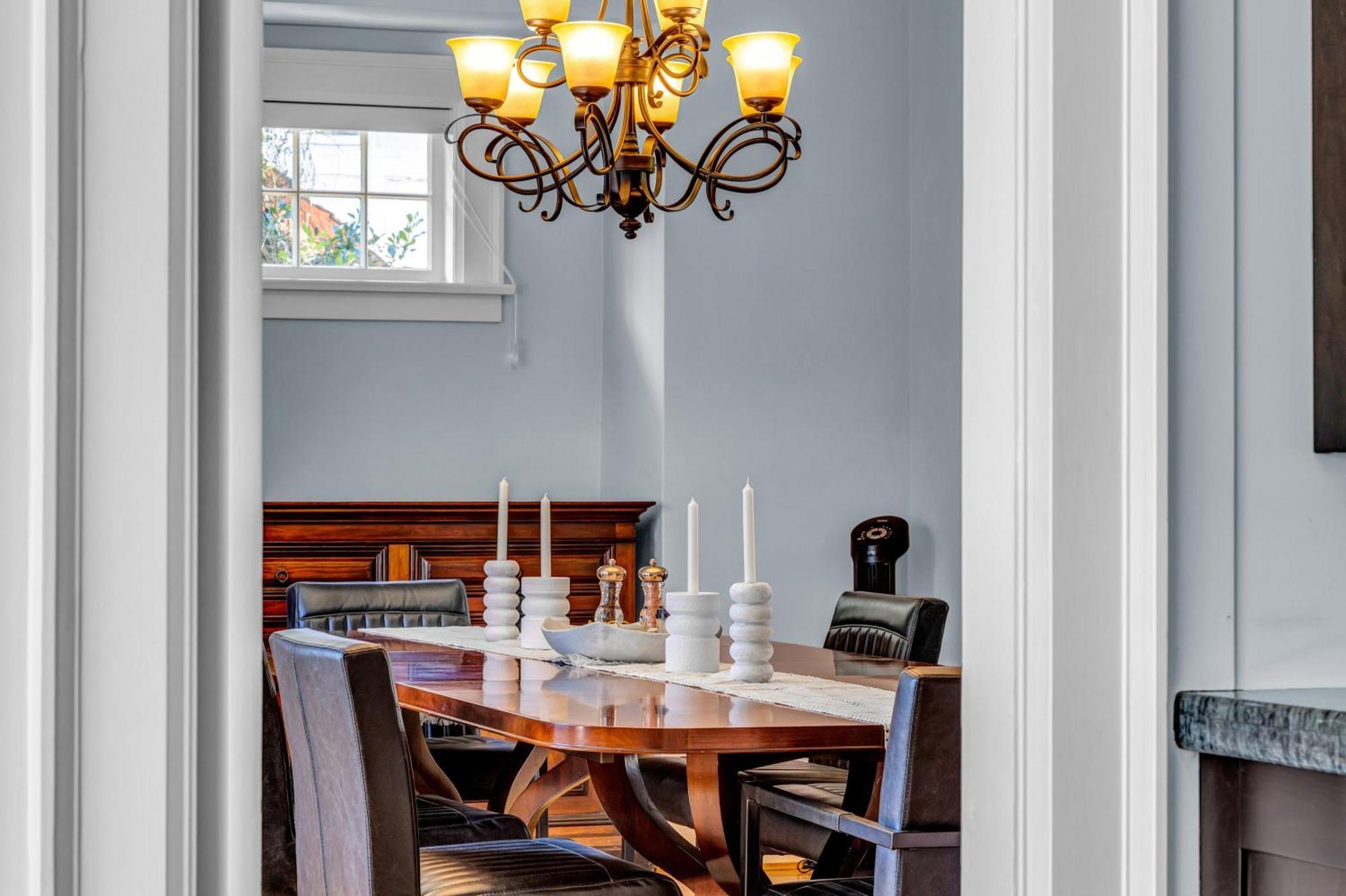 West King Edward Luxury Guest Homestay
