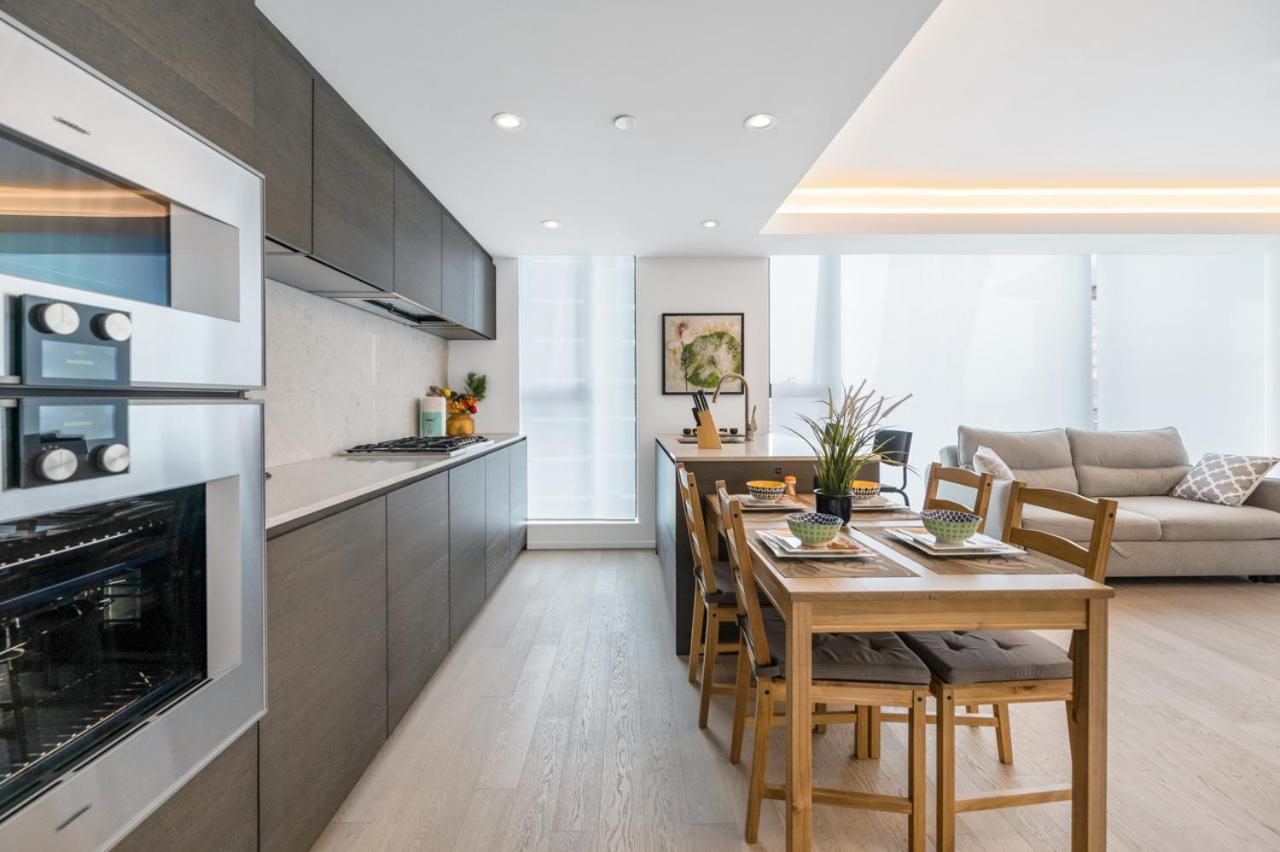 Apartment Stylish Urban Oasis With Views In Vancouver