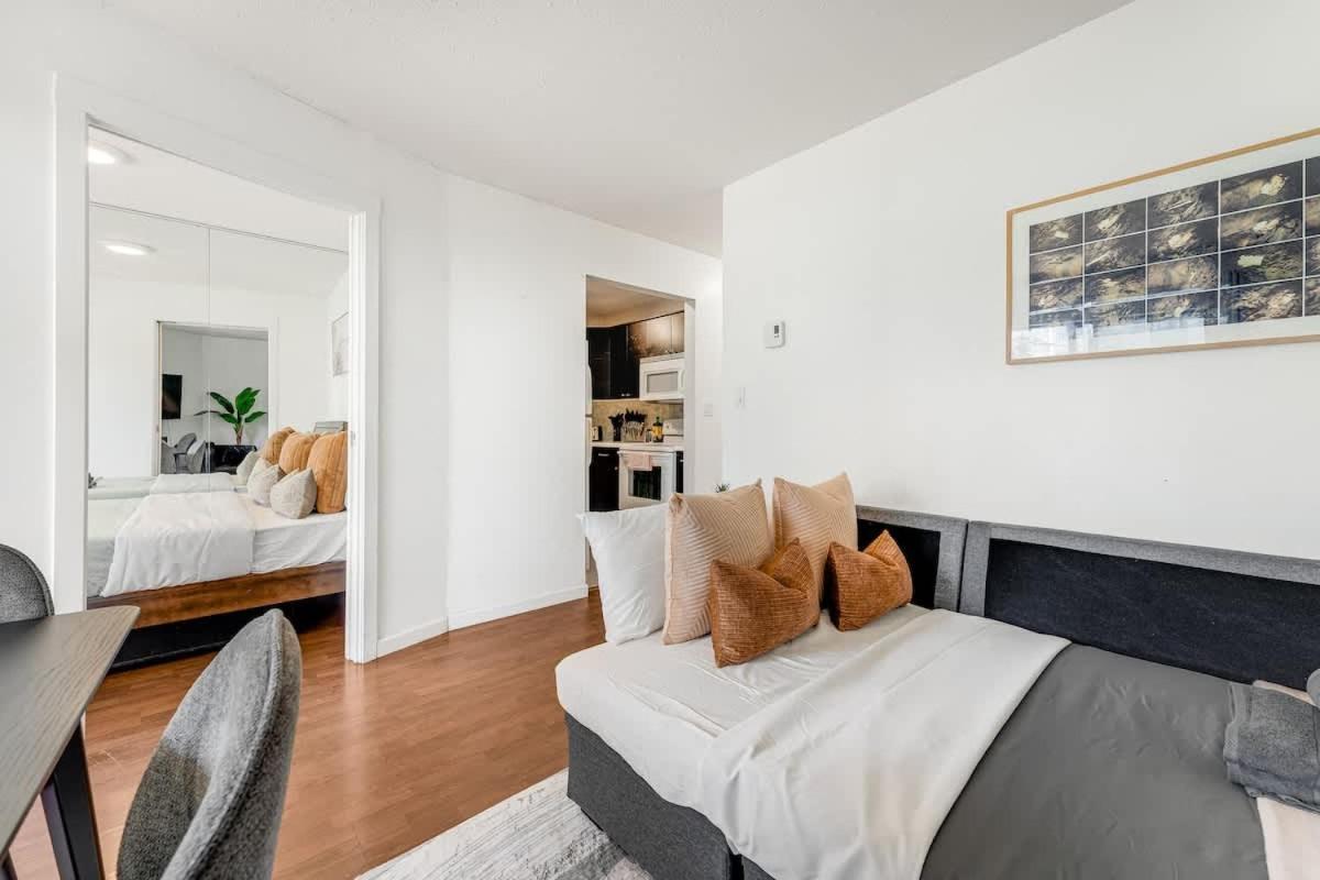 Stylish & Comfy In A Prime Location Apartment *