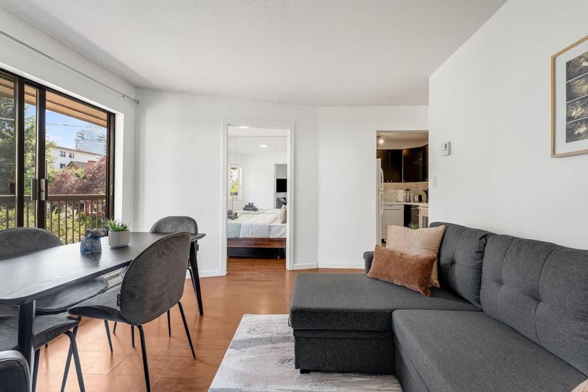 Stylish & Comfy In A Prime Location Apartment *