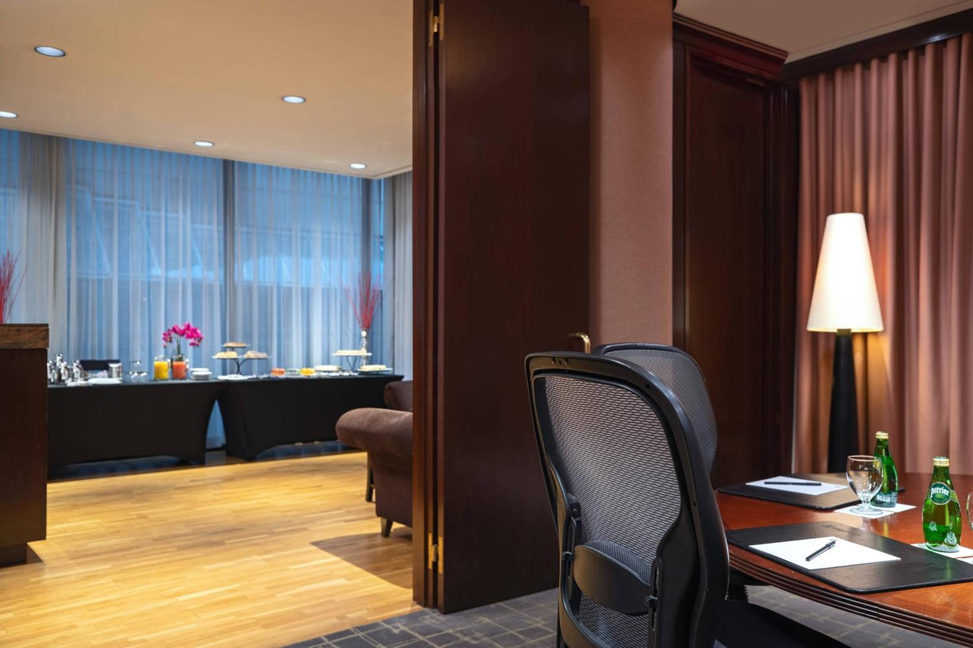 Metropolitan Hotel 4*