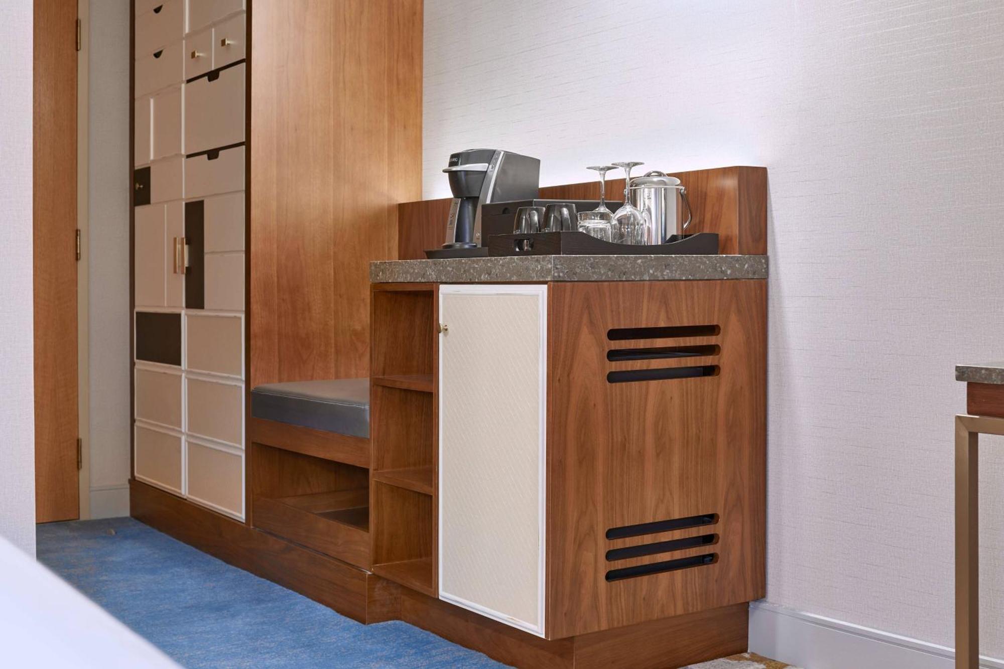 Metropolitan Hotel 4*