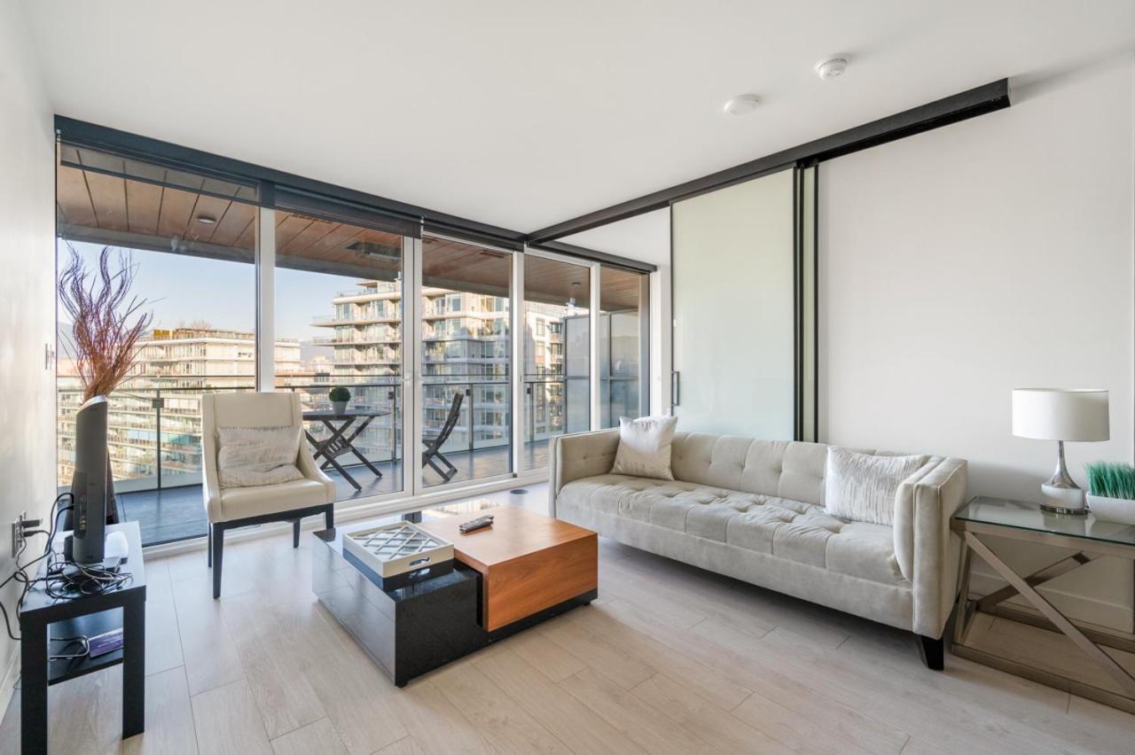 Apartment Modern High-rise Retreat With Stunning Access *