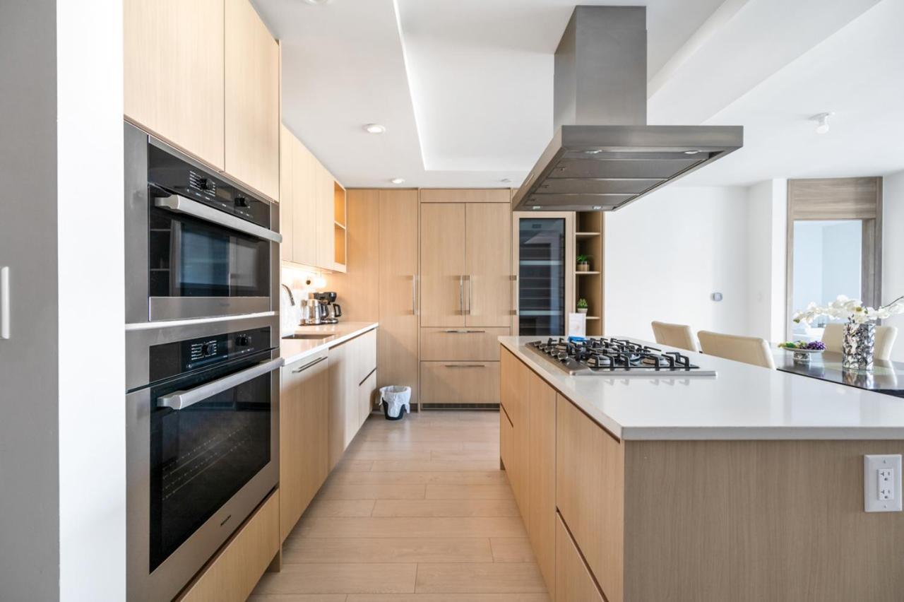 Modern High-rise Retreat With Stunning Access Apartment