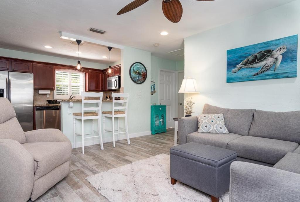 821 E 11th Avenue - Turtles Nest Pool