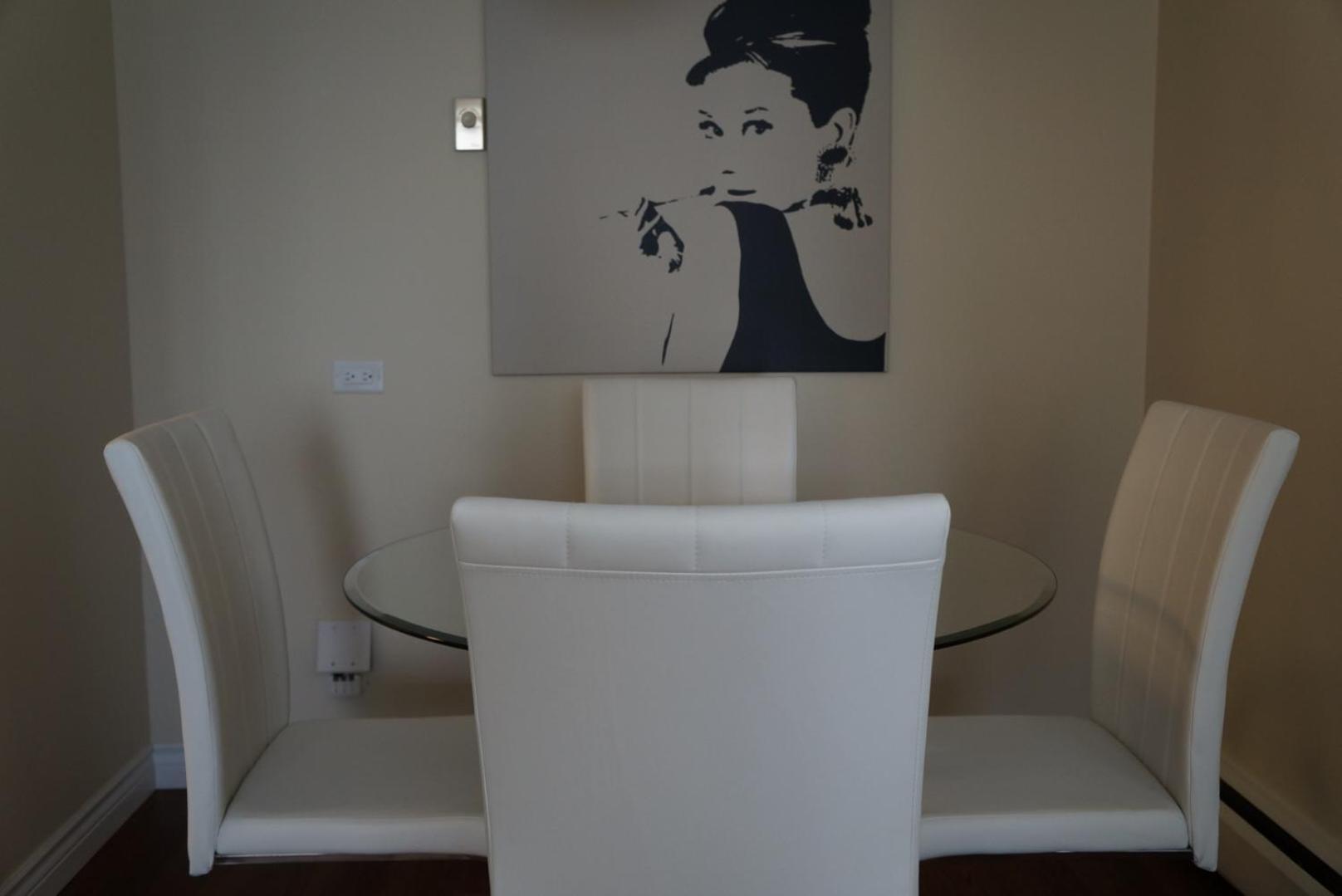 Ultimate Urban Living: Trendy 2br Townhouse In Downtown Vancouver