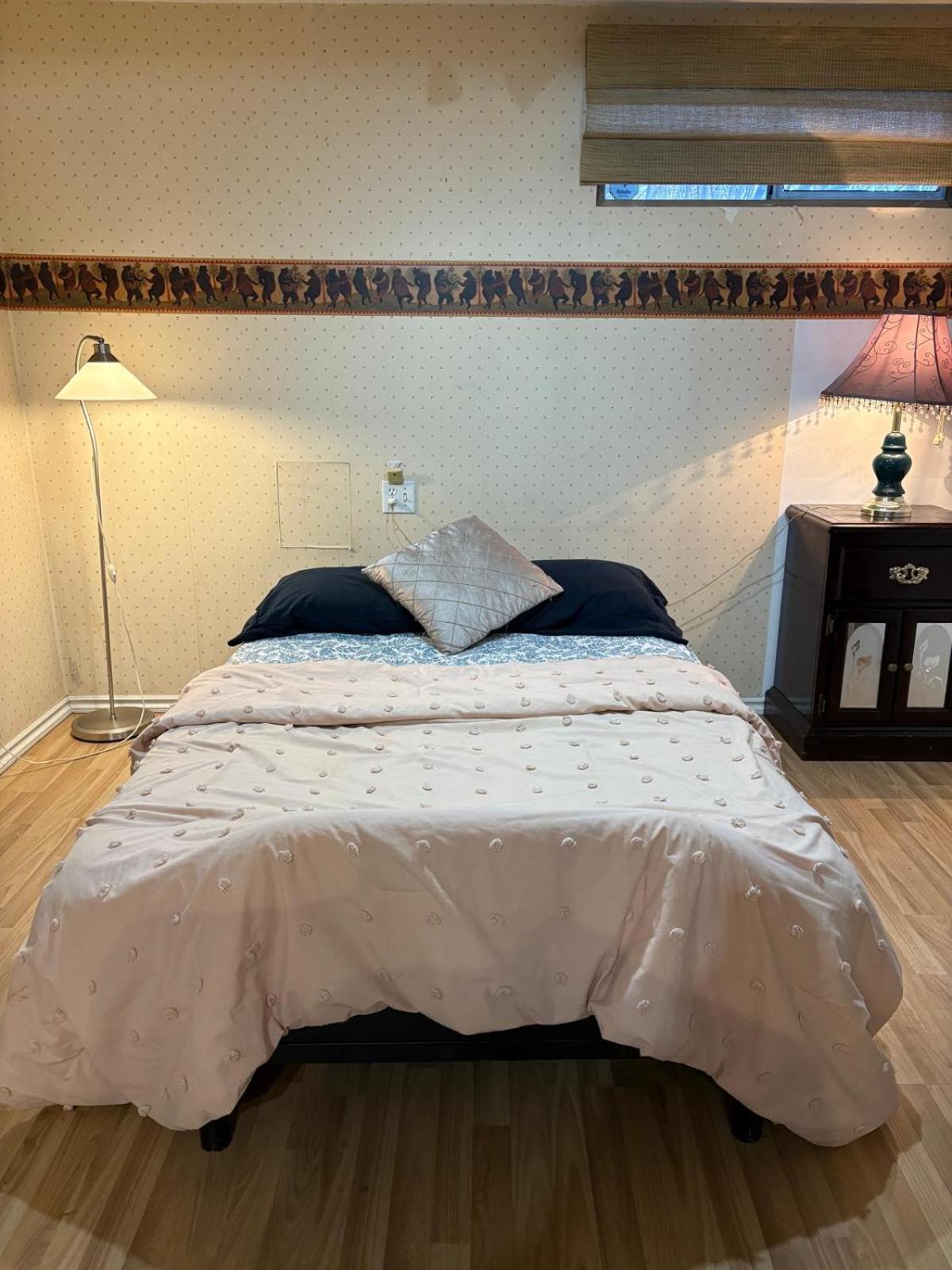 In In Open Living Room- Comfortable & Beautiful Bed * Vancouver