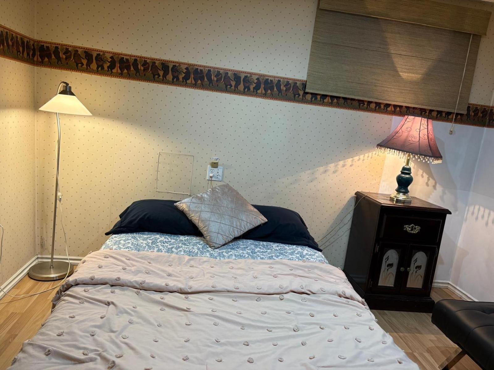 Homestay In In Open Living Room- Comfortable & Beautiful Bed *