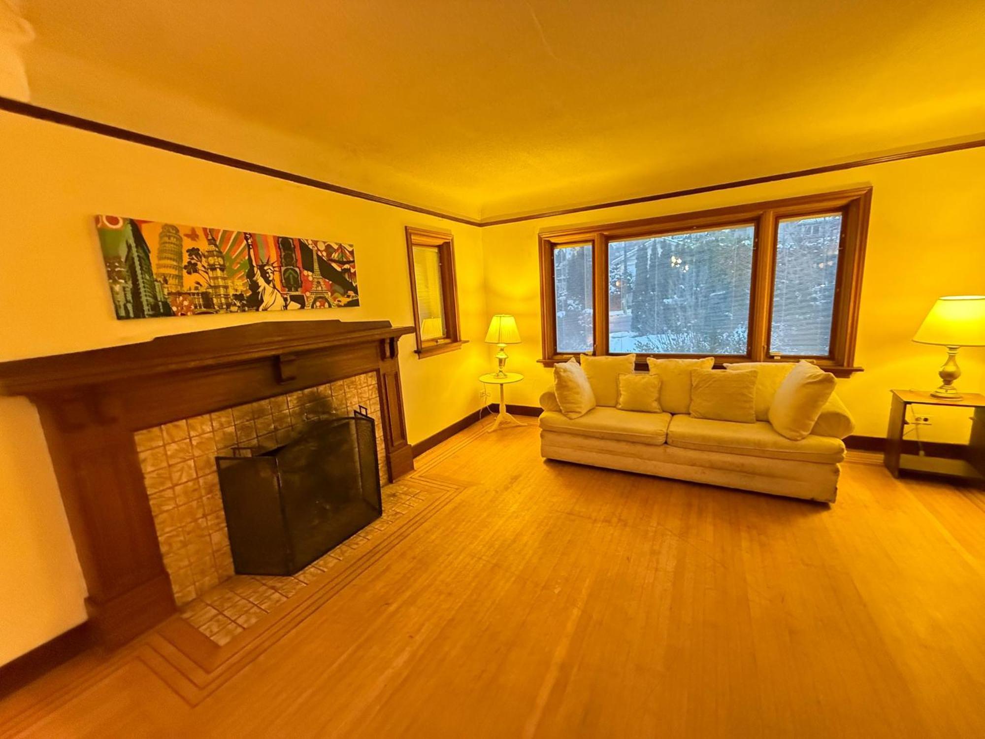In In Open Living Room- Comfortable & Beautiful Bed * Vancouver