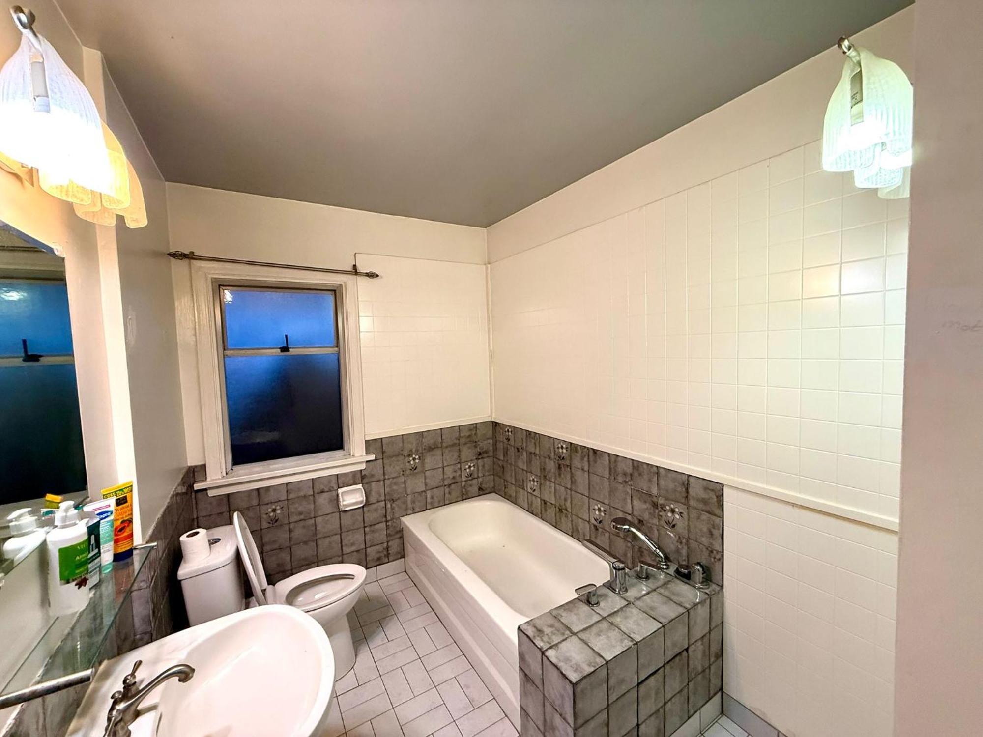 Homestay In In Open Living Room- Comfortable & Beautiful Bed Vancouver