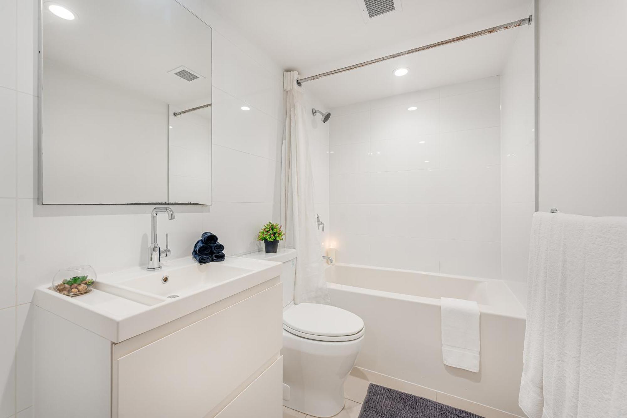Bright And Cozy 2 Bedroom Perfect For Families And Groups Vancouver