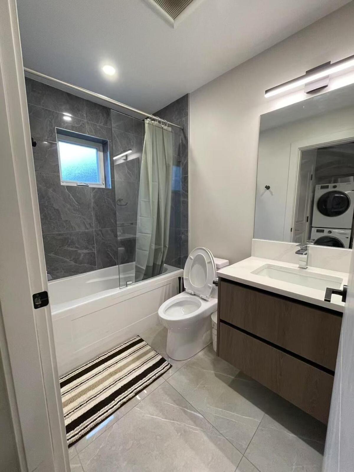 Spacious & Modern Comfort Retreat In The Holiday home *