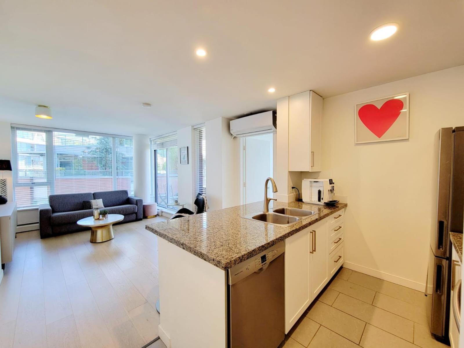 Beautiful 1 Bedroom In The Heart Of Downtown: Parking, Pool & Gym Vancouver