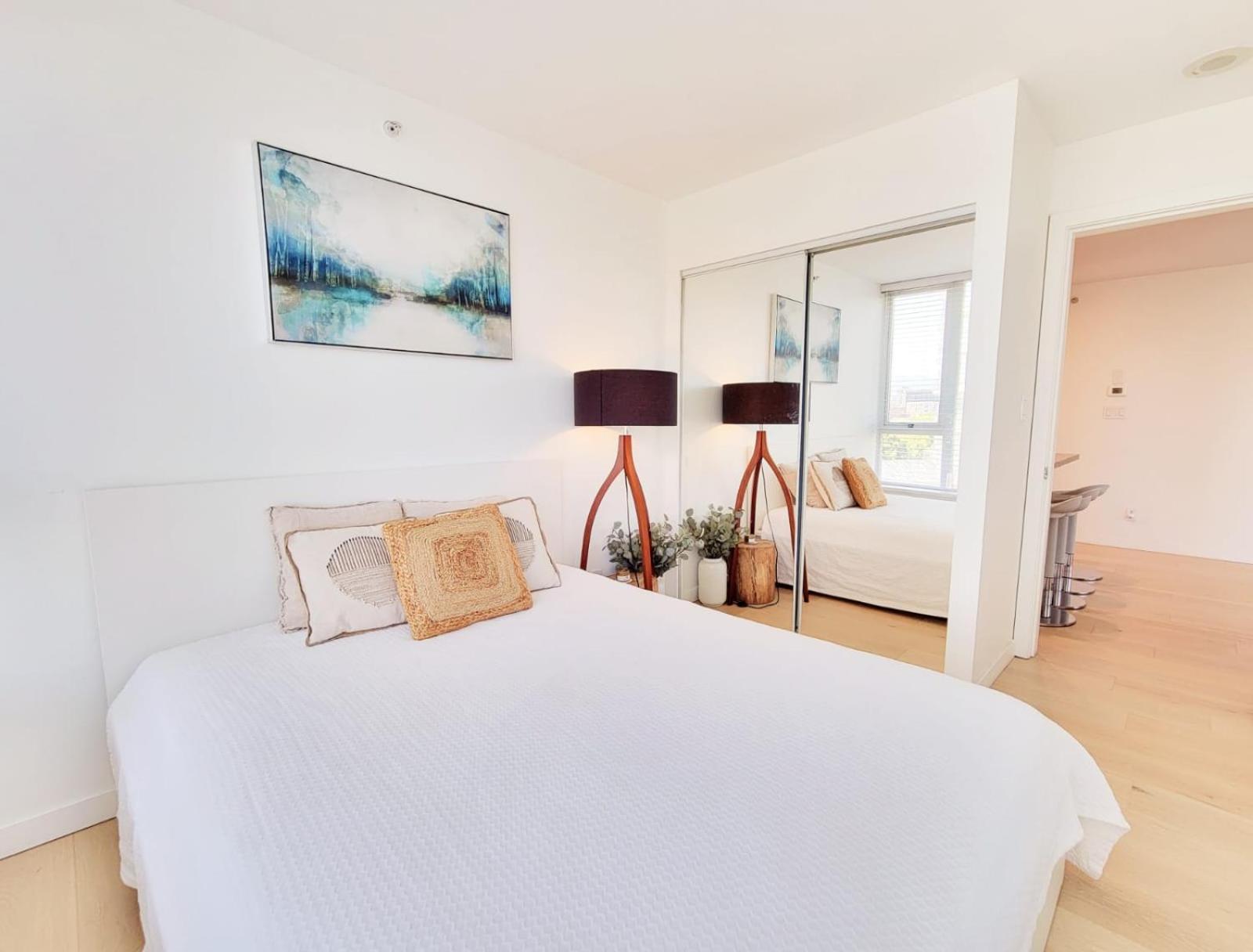 Beautiful 1 Bedroom In The Heart Of Downtown: Parking, Pool & Gym * Vancouver