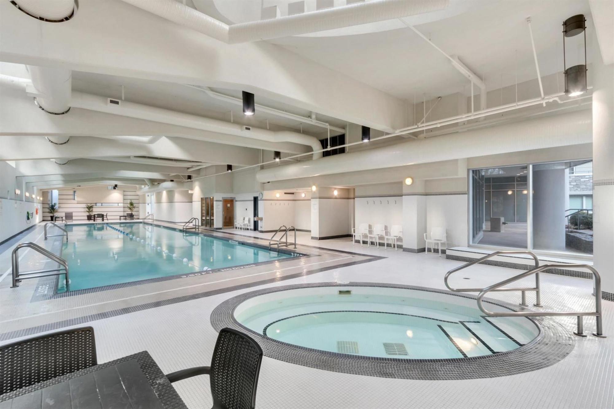 One-of-a-kind Luxury 3 Bed Penthouse W/ Huge Private Patio, Hot Tub & Firetable! Apartment *