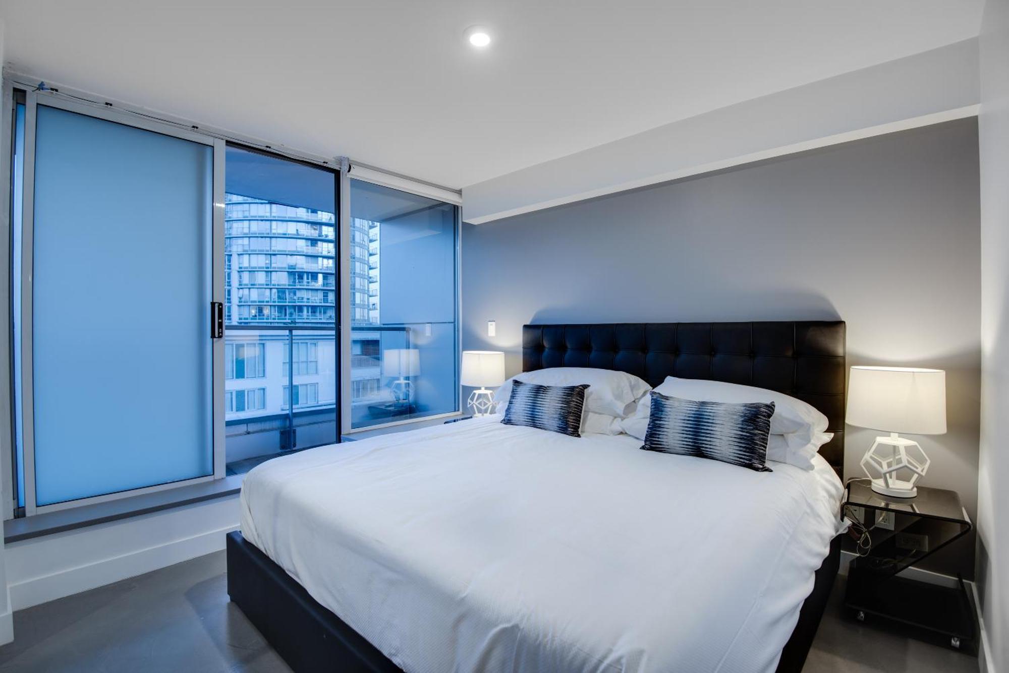 One-of-a-kind Luxury 3 Bed Penthouse W/ Huge Private Patio, Hot Tub & Firetable! Apartment
