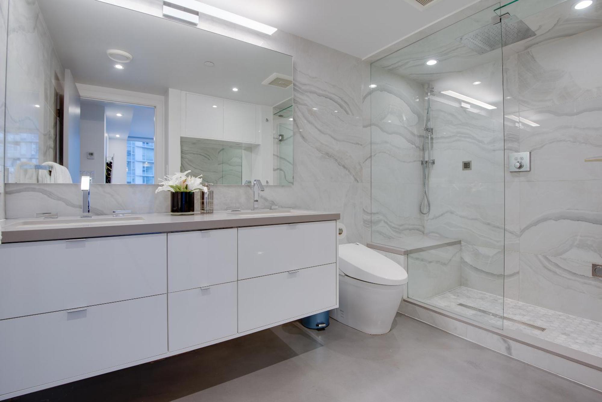 One-of-a-kind Luxury 3 Bed Penthouse W/ Huge Private Patio, Hot Tub & Firetable! *