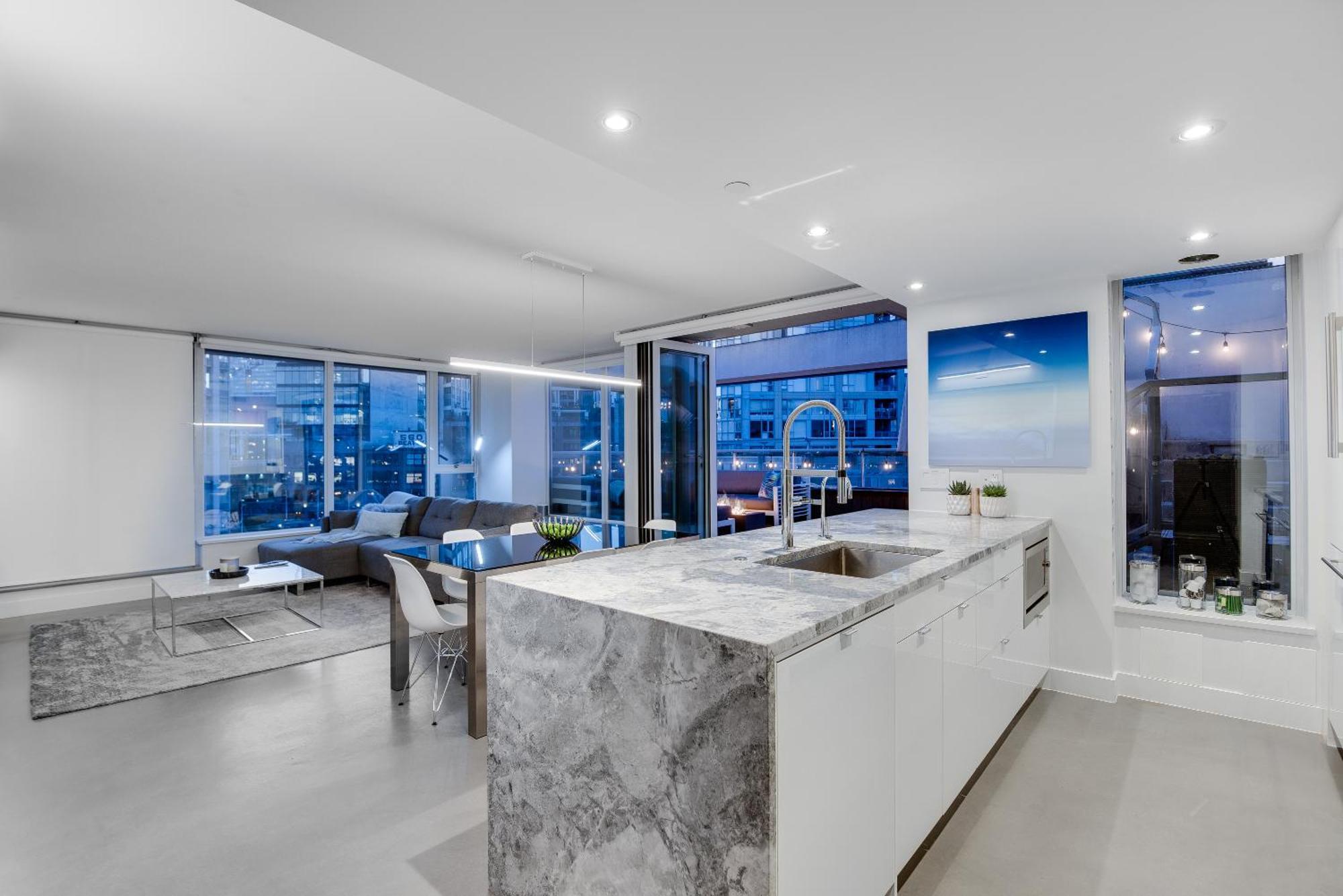 One-of-a-kind Luxury 3 Bed Penthouse W/ Huge Private Patio, Hot Tub & Firetable! Vancouver