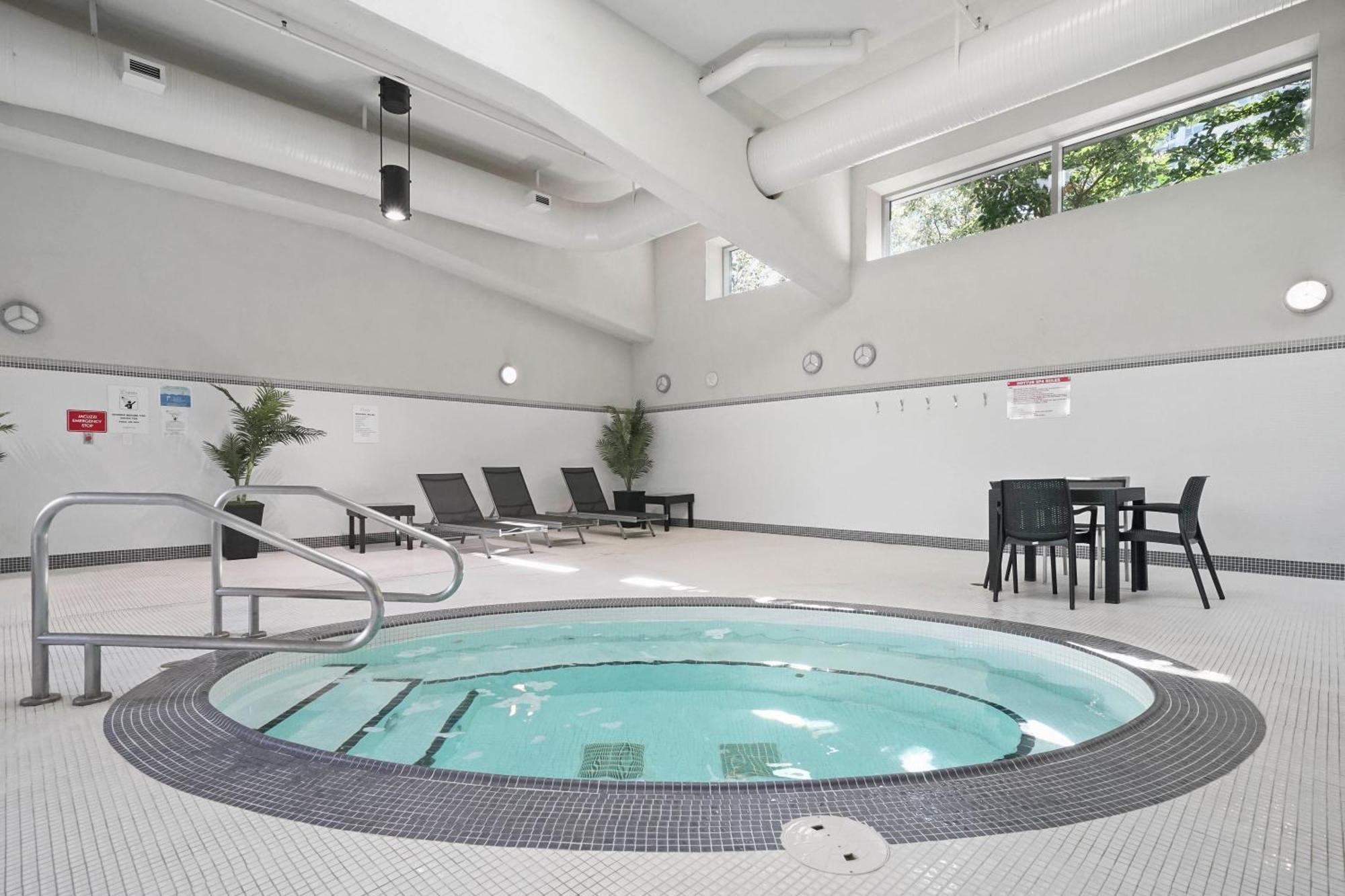 One-of-a-kind Luxury 3 Bed Penthouse W/ Huge Private Patio, Hot Tub & Firetable!