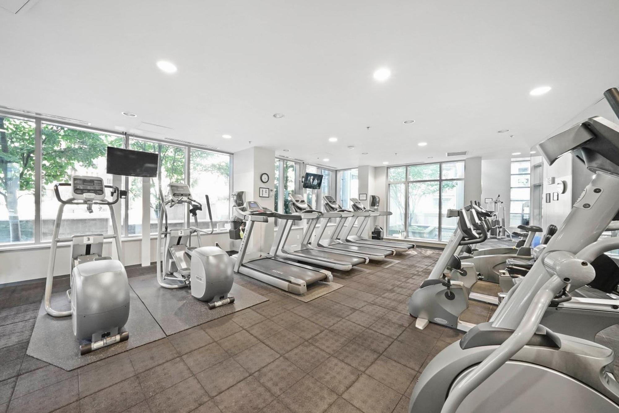 One-of-a-kind Luxury 3 Bed Penthouse W/ Huge Private Patio, Hot Tub & Firetable! Apartment