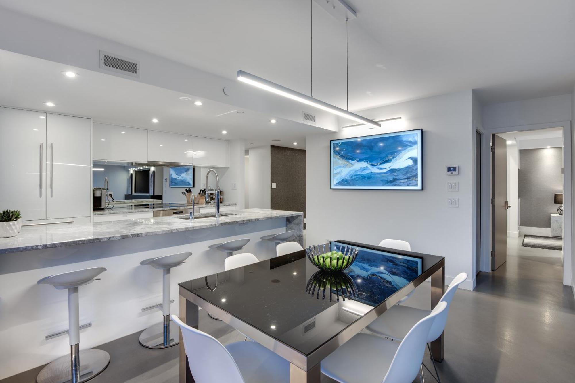 One-of-a-kind Luxury 3 Bed Penthouse W/ Huge Private Patio, Hot Tub & Firetable! Apartment *