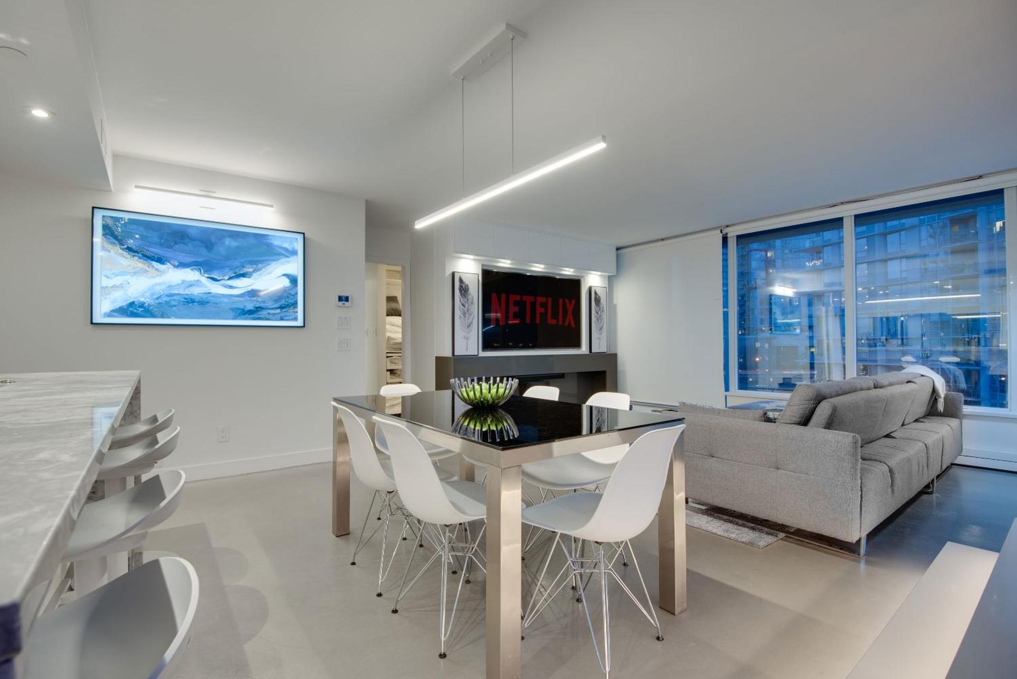 Apartment One-of-a-kind Luxury 3 Bed Penthouse W/ Huge Private Patio, Hot Tub & Firetable! *