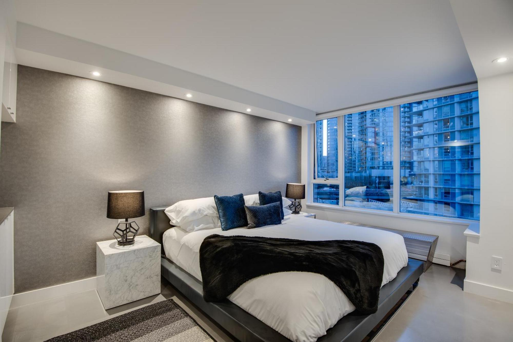 One-of-a-kind Luxury 3 Bed Penthouse W/ Huge Private Patio, Hot Tub & Firetable! Apartment Vancouver