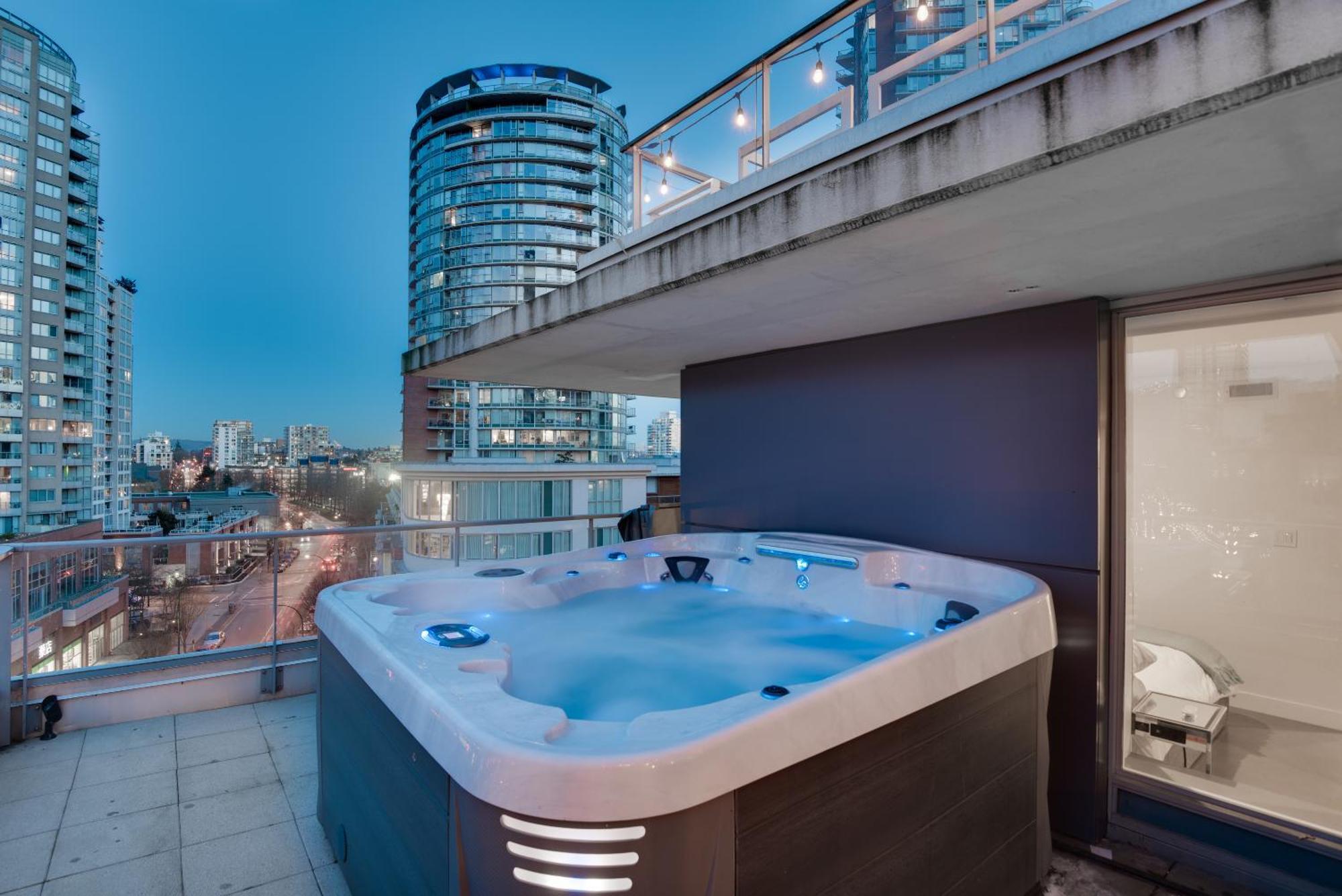 Apartment One-of-a-kind Luxury 3 Bed Penthouse W/ Huge Private Patio, Hot Tub & Firetable! Vancouver