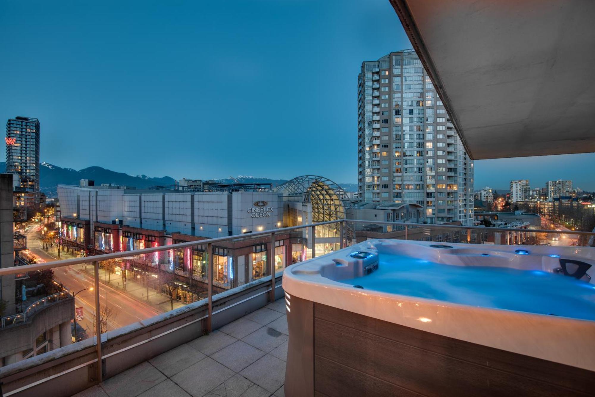 One-of-a-kind Luxury 3 Bed Penthouse W/ Huge Private Patio, Hot Tub & Firetable! Apartment