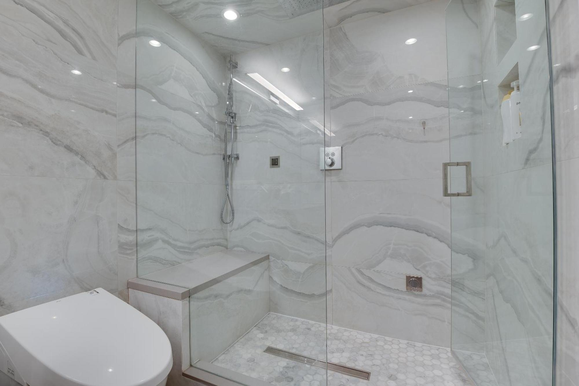 Apartment One-of-a-kind Luxury 3 Bed Penthouse W/ Huge Private Patio, Hot Tub & Firetable!