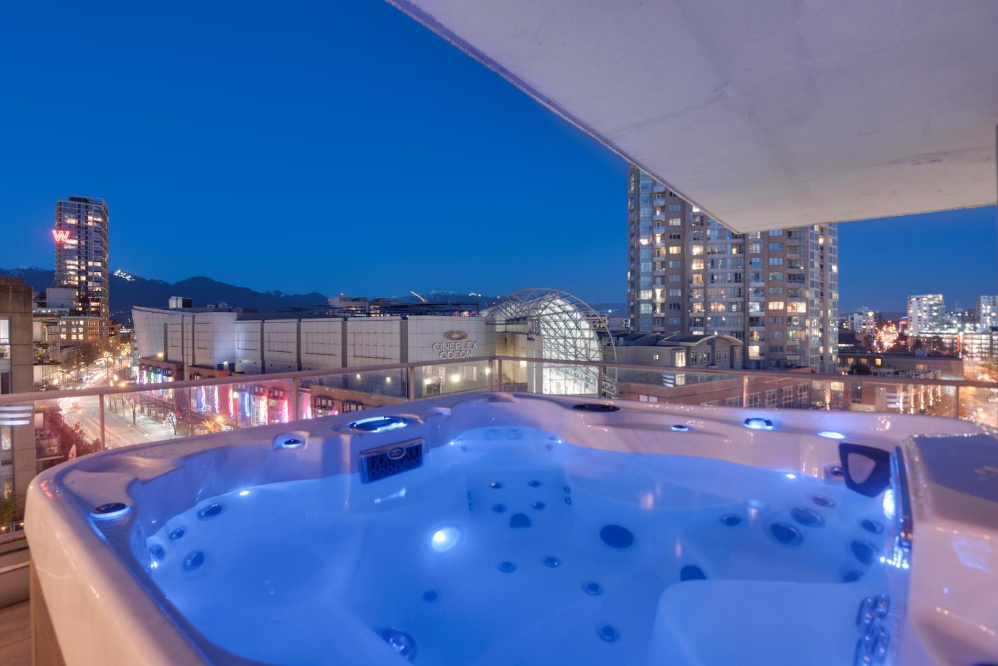 One-of-a-kind Luxury 3 Bed Penthouse W/ Huge Private Patio, Hot Tub & Firetable! Apartment Vancouver