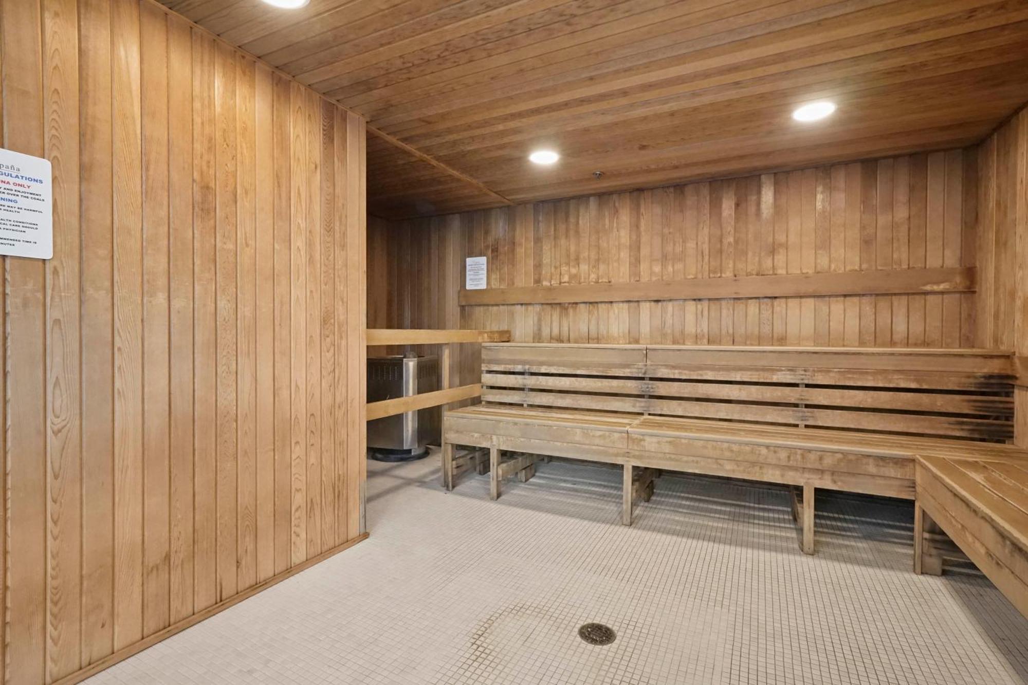 Apartment One-of-a-kind Luxury 3 Bed Penthouse W/ Huge Private Patio, Hot Tub & Firetable! Vancouver
