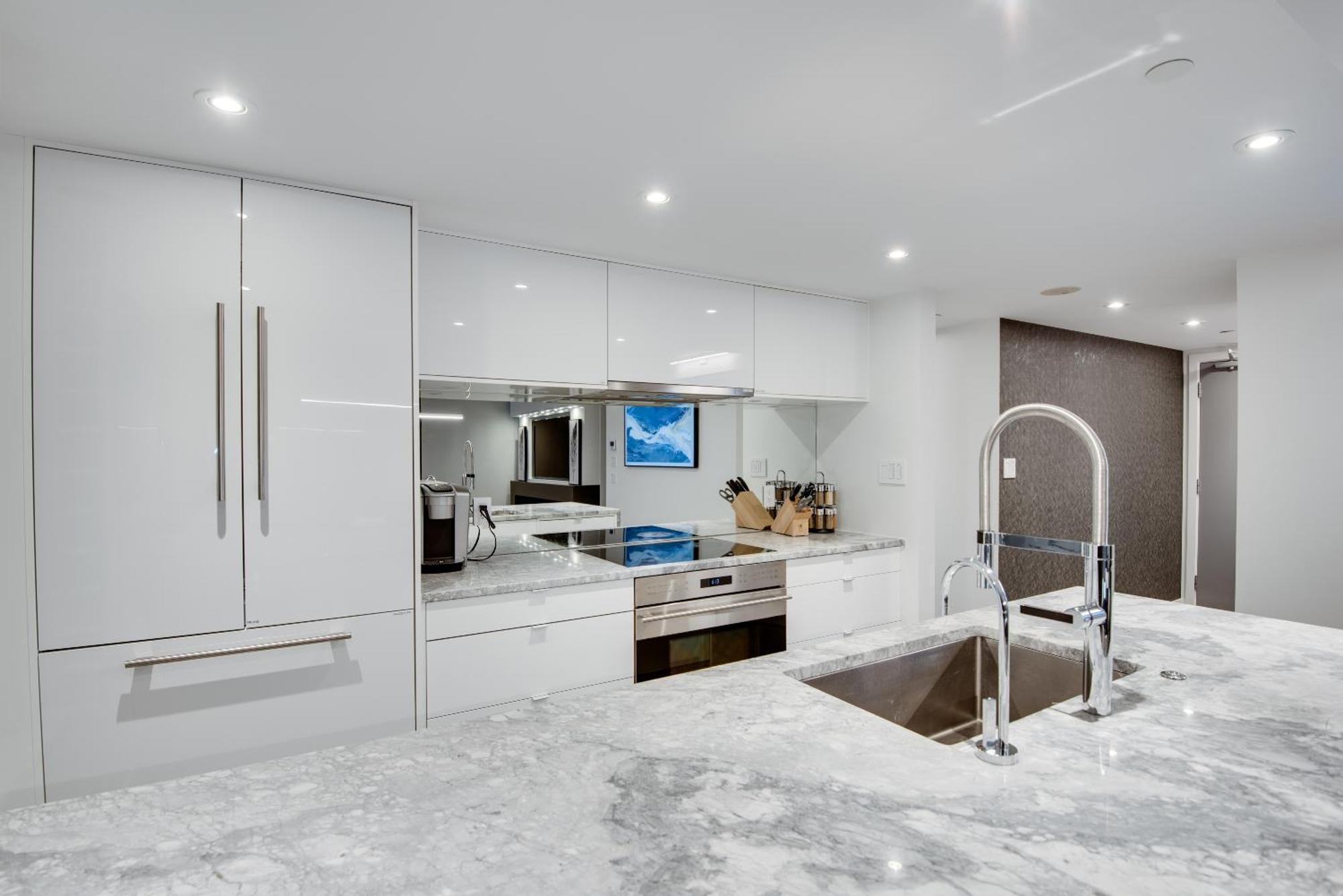 One-of-a-kind Luxury 3 Bed Penthouse W/ Huge Private Patio, Hot Tub & Firetable!