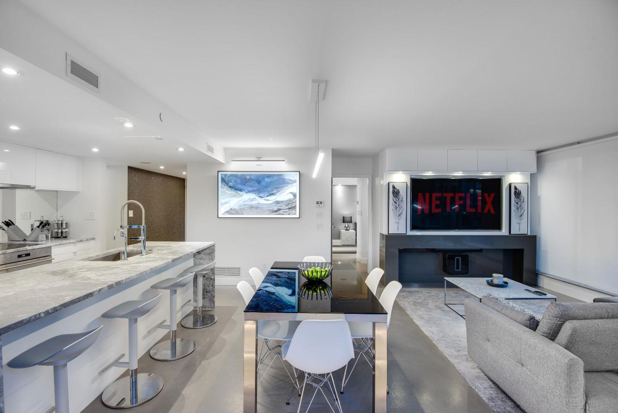One-of-a-kind Luxury 3 Bed Penthouse W/ Huge Private Patio, Hot Tub & Firetable! Apartment