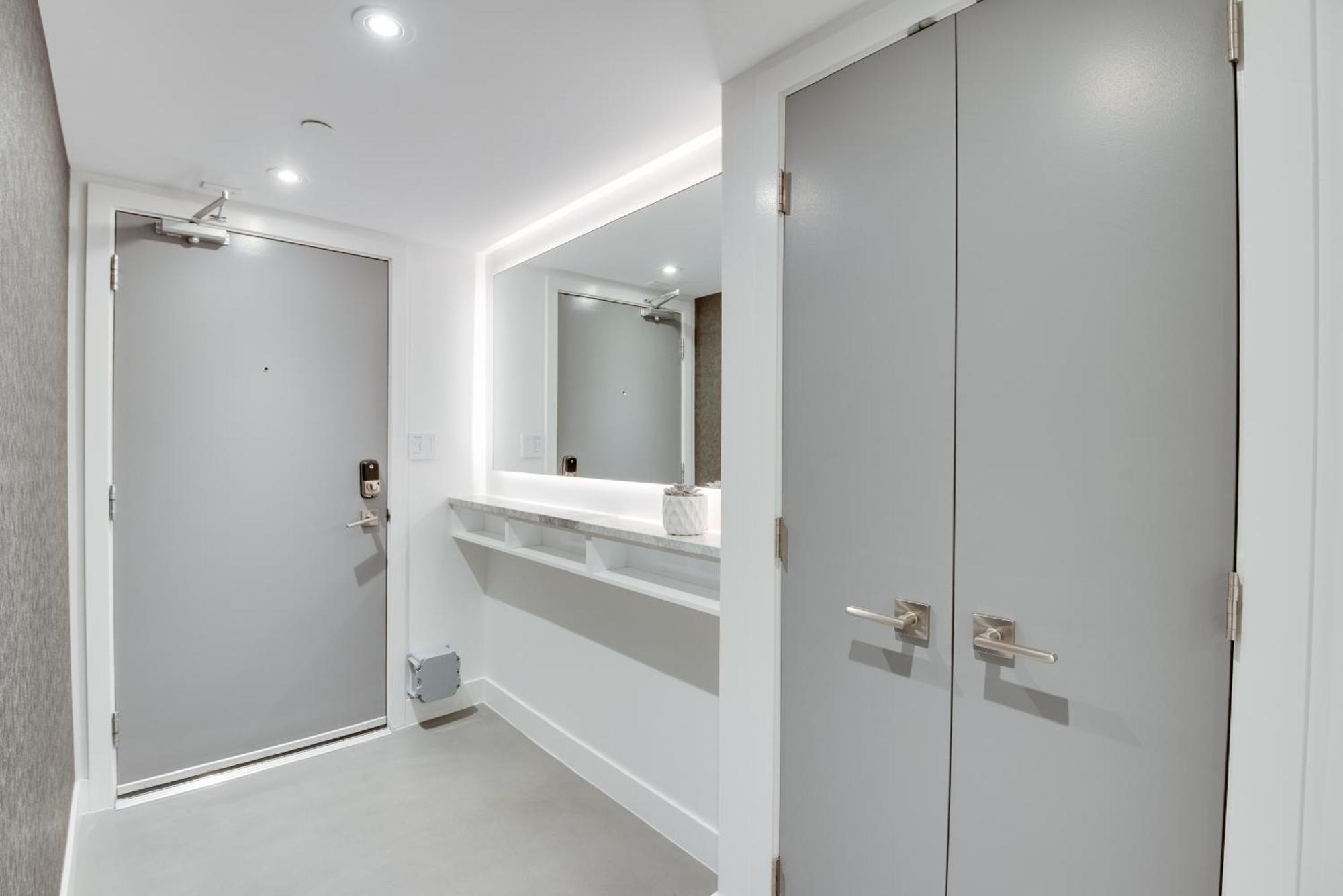 One-of-a-kind Luxury 3 Bed Penthouse W/ Huge Private Patio, Hot Tub & Firetable! Apartment Vancouver