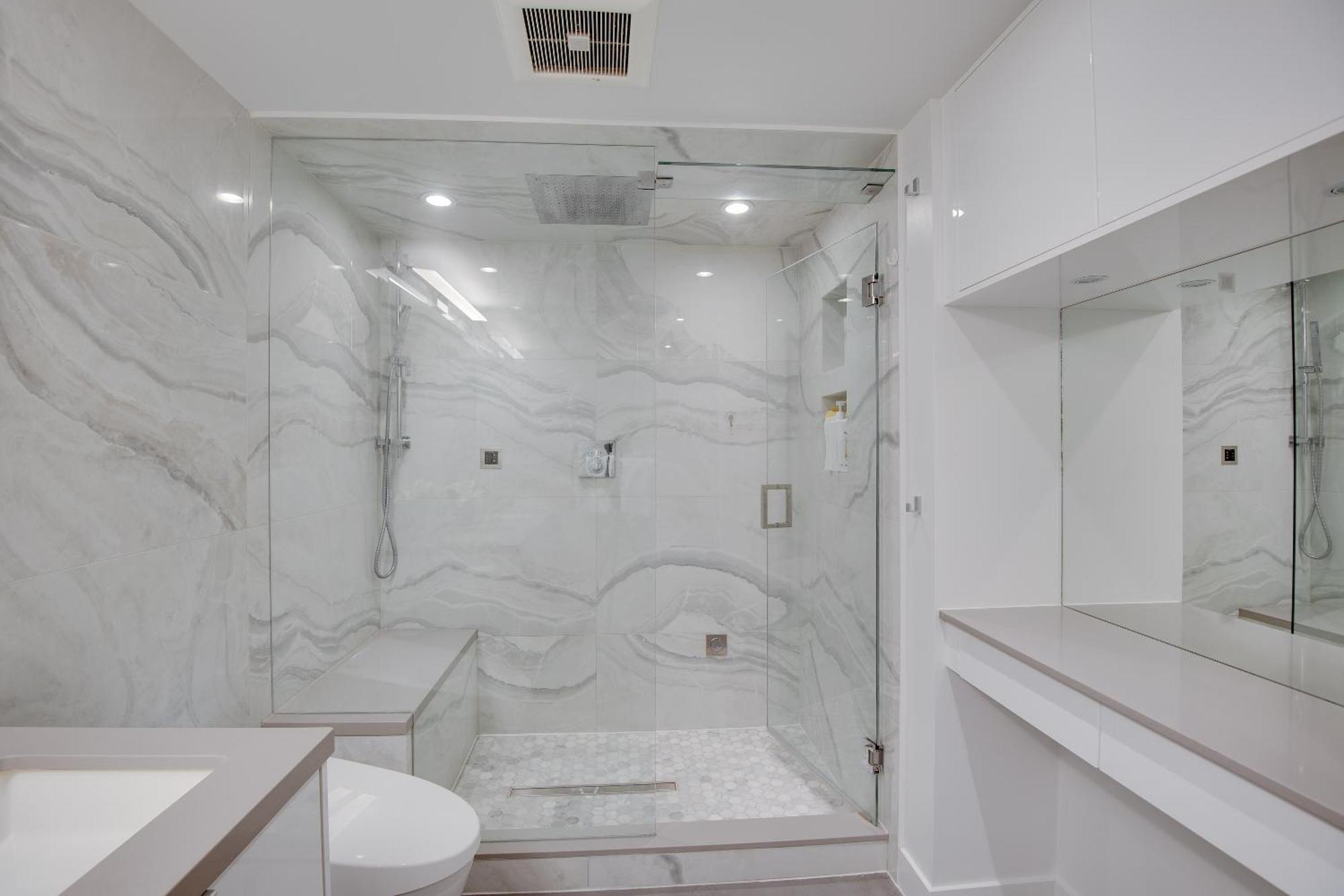Apartment One-of-a-kind Luxury 3 Bed Penthouse W/ Huge Private Patio, Hot Tub & Firetable! Vancouver