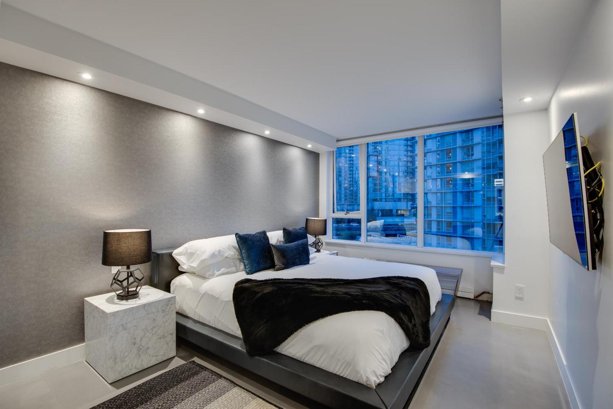 One-of-a-kind Luxury 3 Bed Penthouse W/ Huge Private Patio, Hot Tub & Firetable! Apartment Vancouver