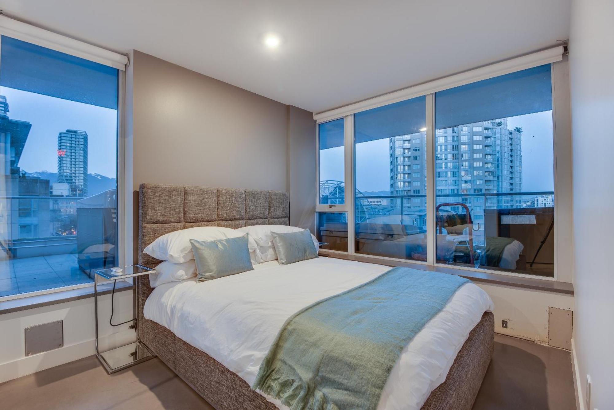 Apartment One-of-a-kind Luxury 3 Bed Penthouse W/ Huge Private Patio, Hot Tub & Firetable!