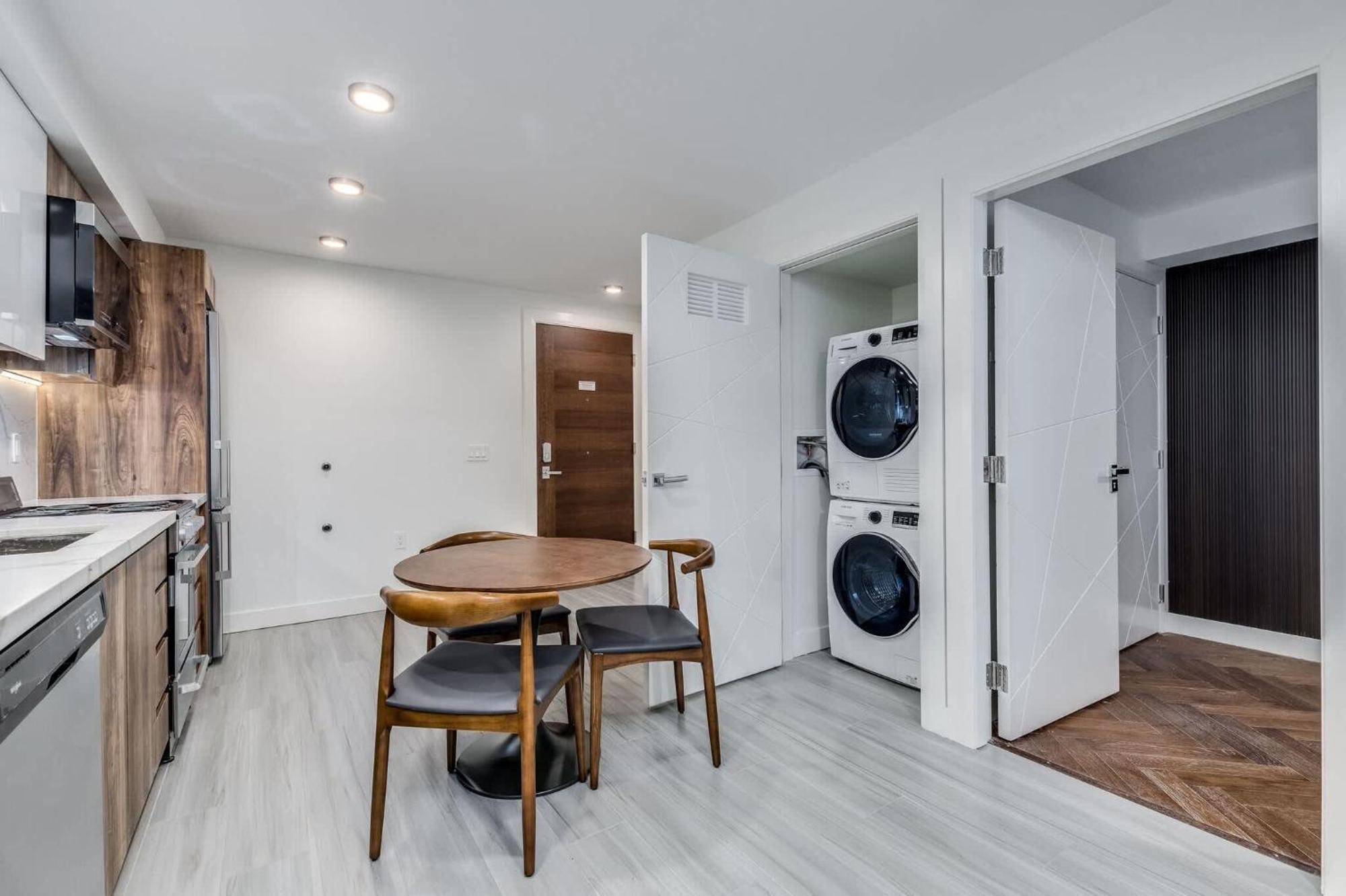 Downtown Luxury - Chic Spacious & Apartment