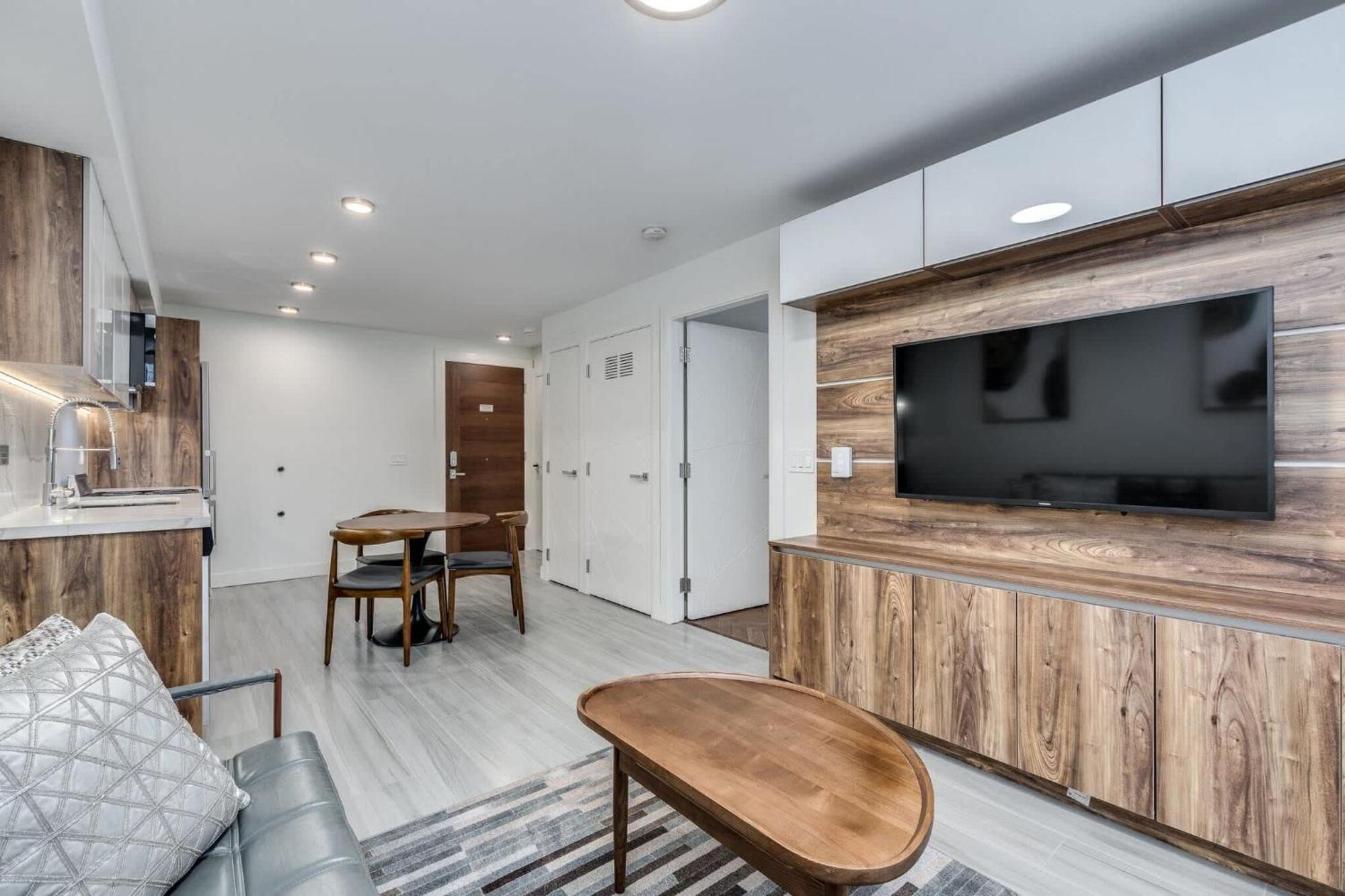 Downtown Luxury - Chic Spacious & Apartment *