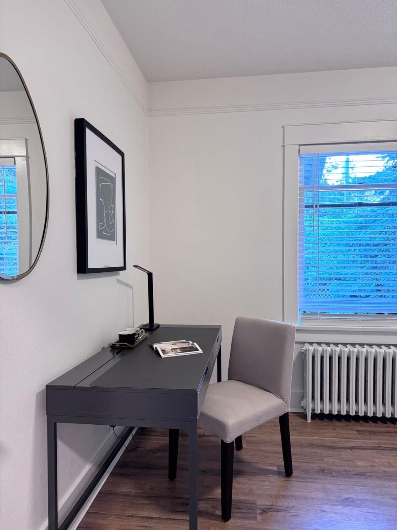 Guest house Deluxe Master Queen Bedroom With Bathroom In West