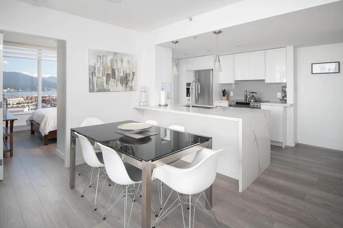 3 Bed Sub Penthouse Ocean And Mountain View Apartment