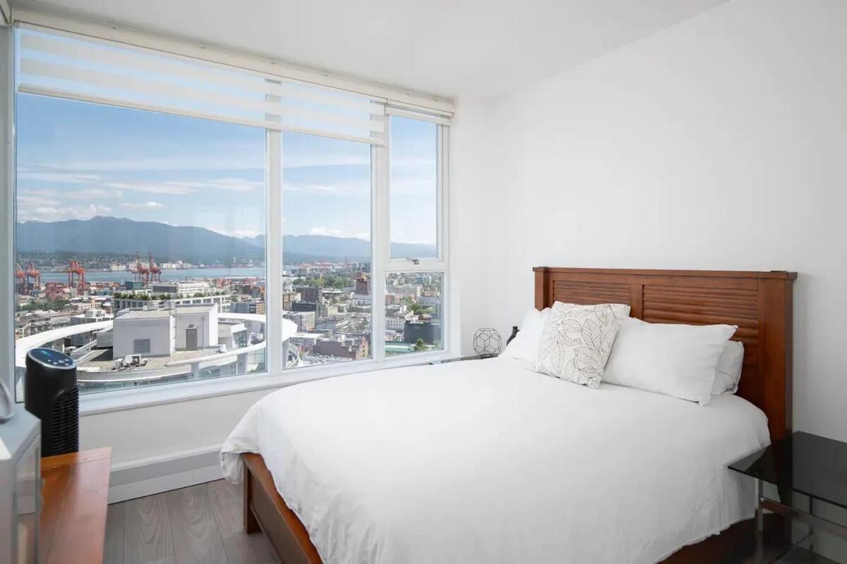 3 Bed Sub Penthouse Ocean And Mountain View Apartment