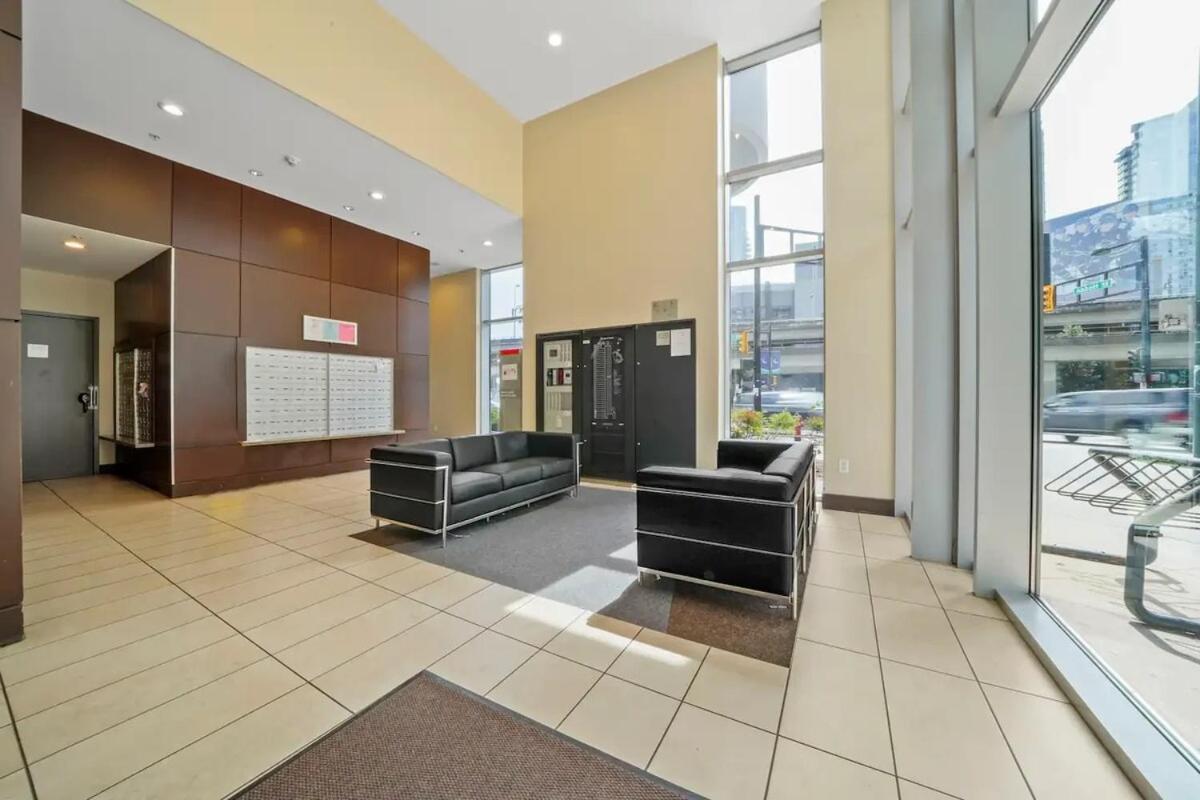 3 Bed Sub Penthouse Ocean And Mountain View Apartment *