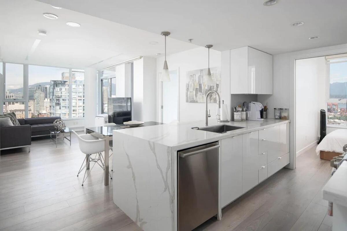 3 Bed Sub Penthouse Ocean And Mountain View * Vancouver