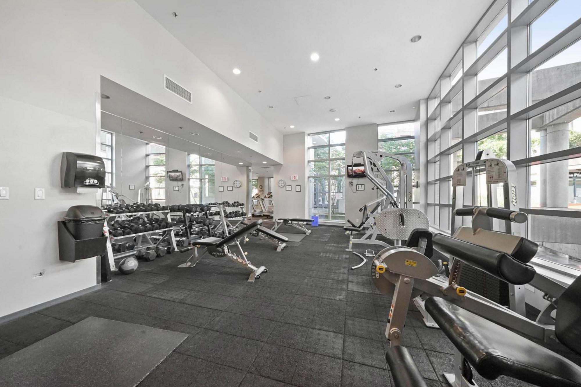 One-of-a-kind Luxury 3 Bed Penthouse W/ Huge Private Patio, Hot Tub & Firetable! Apartment *