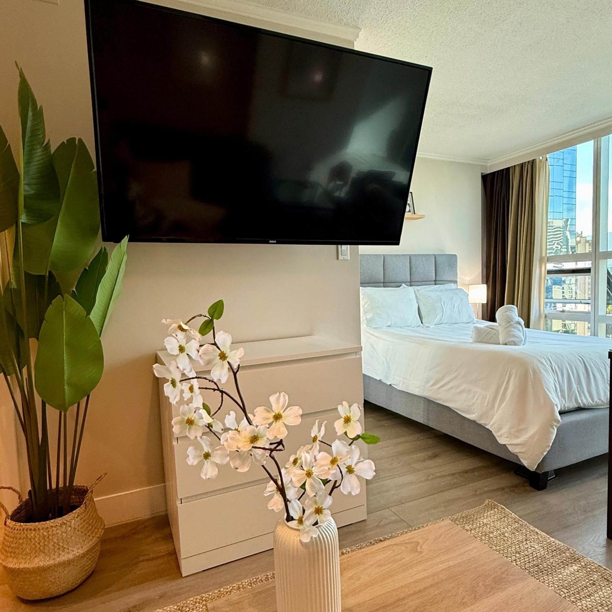 Stunning Skyline Views In A Cozy And Stylish Abode Apartment *