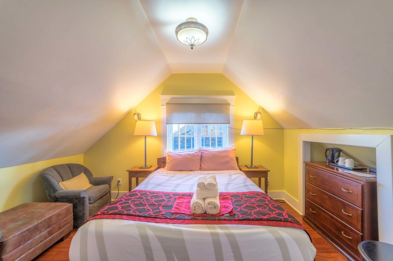The Manor 3* Vancouver