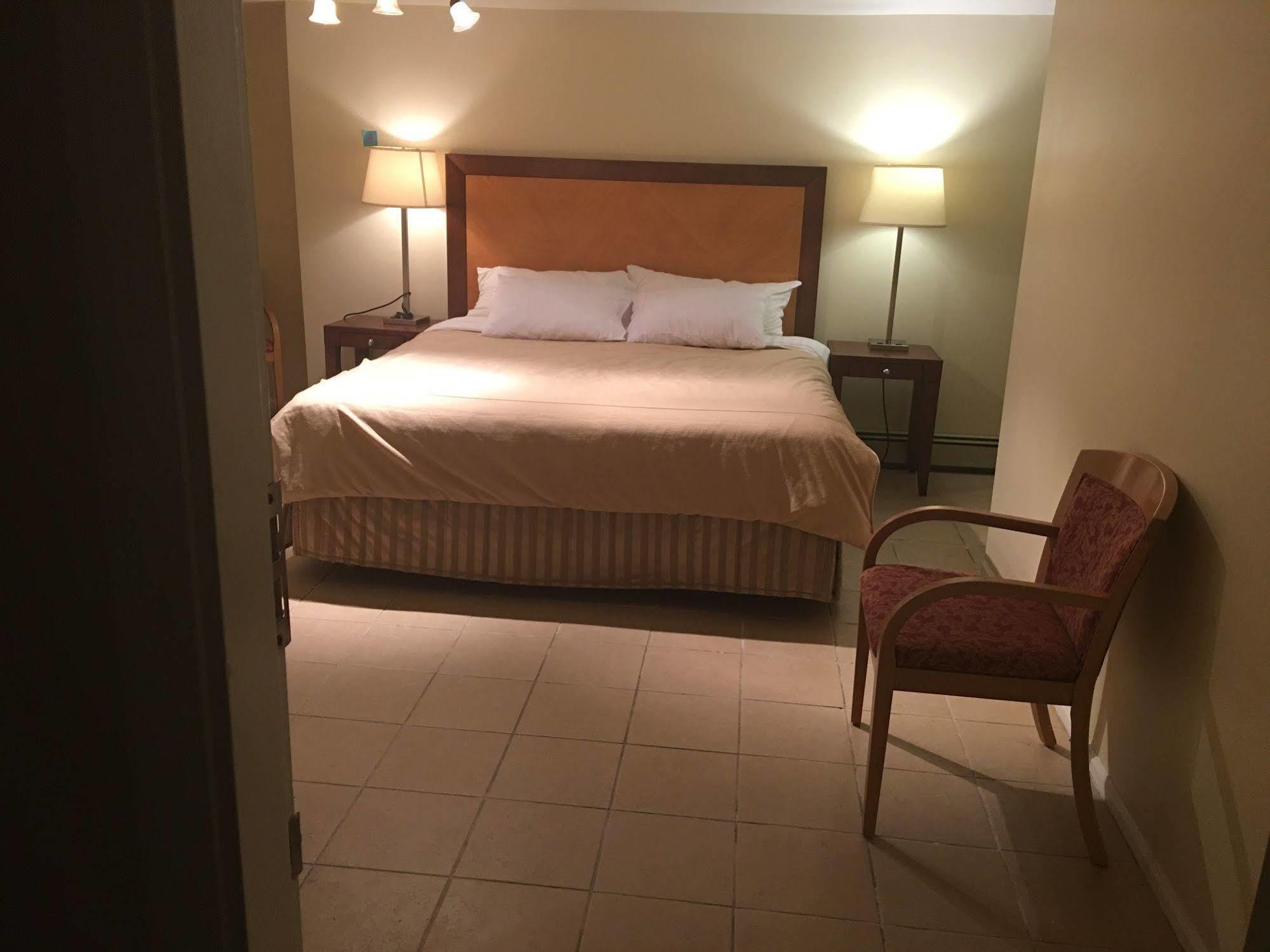 The Manor 3* Vancouver
