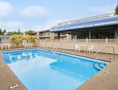 Travelodge By Wyndham Lions Gate 2*
